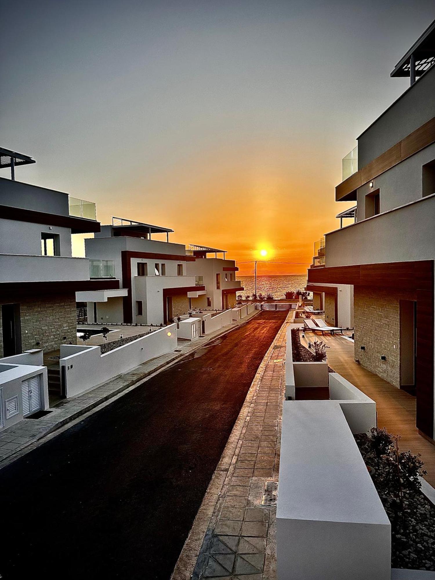 Santa Barbara Seafront Villas W Jacuzzi Pool Paphos Esterno foto